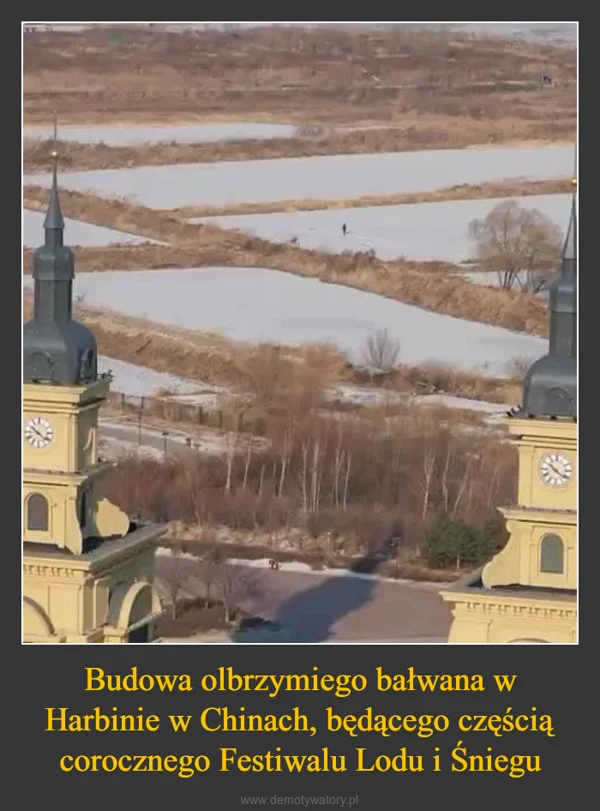 
    Budowa olbrzymiego bałwana w Harbinie w Chinach, będącego częścią corocznego Festiwalu Lodu i Śniegu