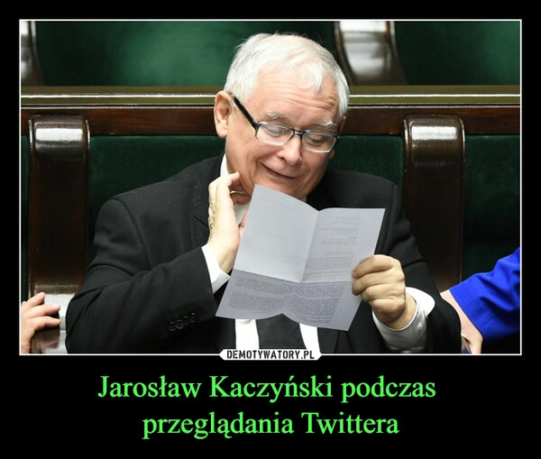 
    Jarosław Kaczyński podczas 
przeglądania Twittera