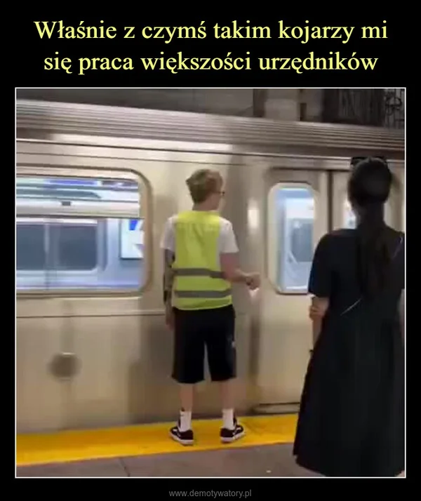 
    Właśnie z czymś takim kojarzy mi się praca większości urzędników