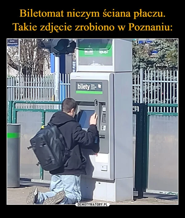
    Biletomat niczym ściana płaczu. Takie zdjęcie zrobiono w Poznaniu: