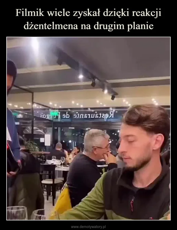 
    Filmik wiele zyskał dzięki reakcji dżentelmena na drugim planie