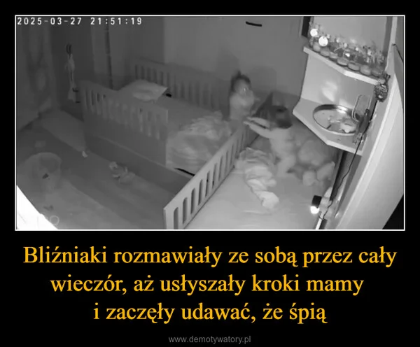 
    Bliźniaki rozmawiały ze sobą przez cały wieczór, aż usłyszały kroki mamy i zaczęły udawać, że śpią