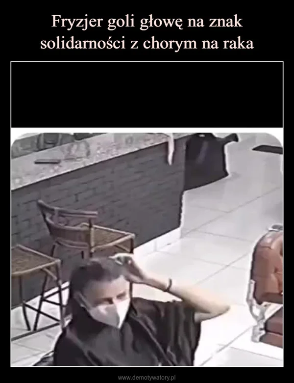 
    Fryzjer goli głowę na znak solidarności z chorym na raka