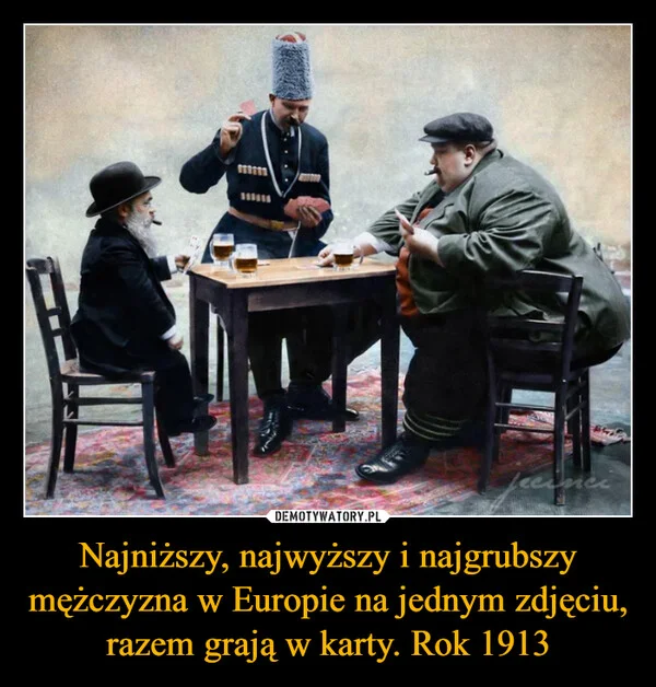 
    Najniższy, najwyższy i najgrubszy mężczyzna w Europie na jednym zdjęciu, razem grają w karty. Rok 1913