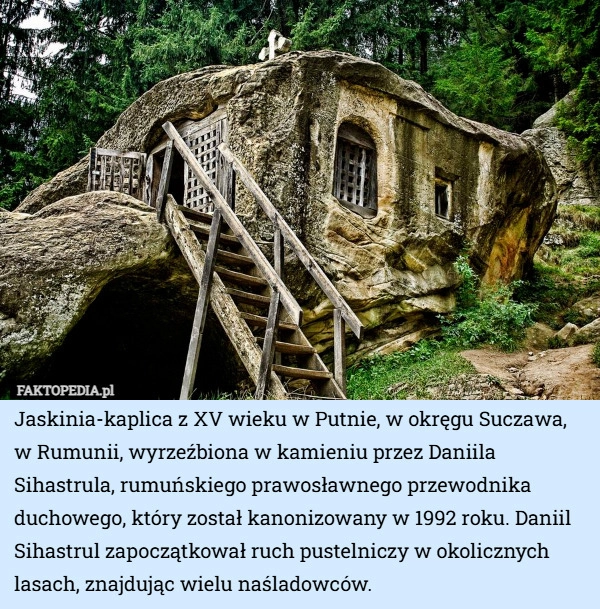 
    Jaskinia-kaplica z XV wieku w Putnie, w okręgu Suczawa, w Rumunii, wyrzeźbiona...