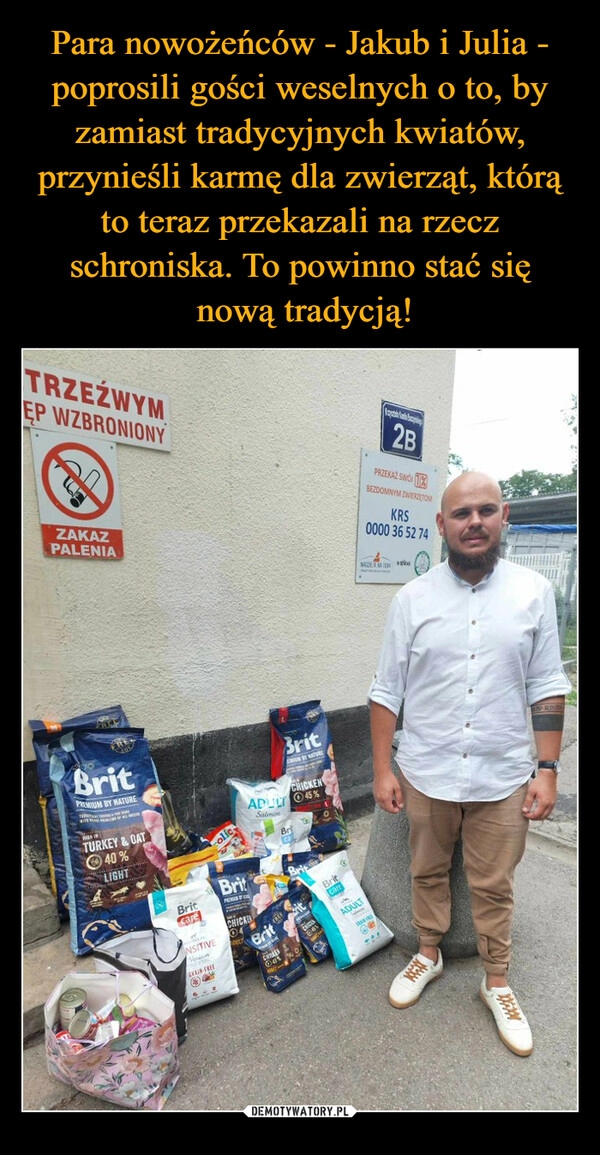 
    Para nowożeńców - Jakub i Julia - poprosili gości weselnych o to, by zamiast tradycyjnych kwiatów, przynieśli karmę dla zwierząt, którą to teraz przekazali na rzecz schroniska. To powinno stać się
 nową tradycją!