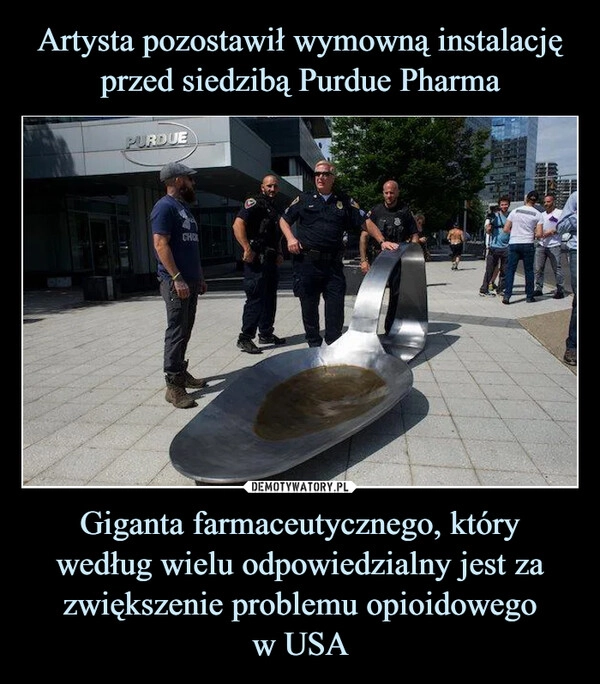 
    Artysta pozostawił wymowną instalację przed siedzibą Purdue Pharma Giganta farmaceutycznego, który
według wielu odpowiedzialny jest za zwiększenie problemu opioidowego
w USA