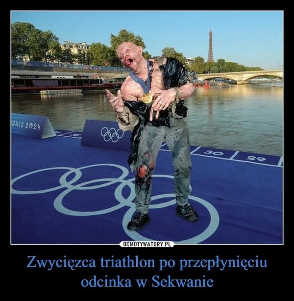 
    Zwycięzca triathlon po przepłynięciu odcinka w Sekwanie