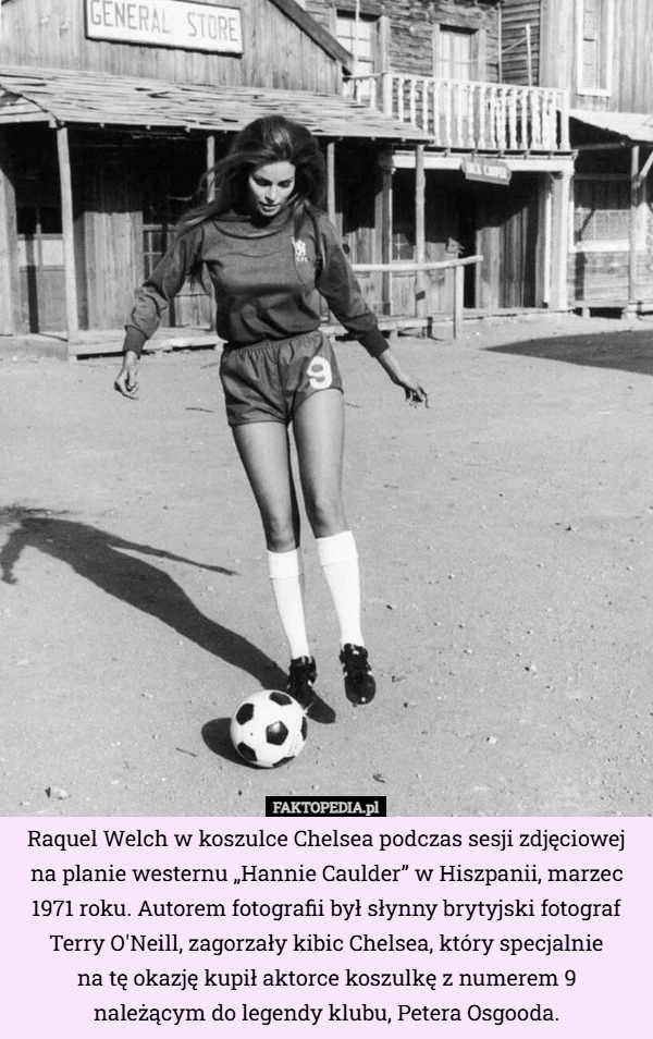 
    Raquel Welch w koszulce Chelsea podczas sesji zdjęciowej na planie...