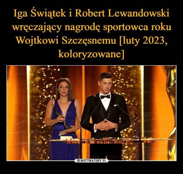 
    
Iga Świątek i Robert Lewandowski wręczający nagrodę sportowca roku Wojtkowi Szczęsnemu [luty 2023, koloryzowane] 