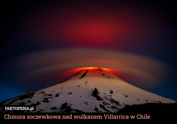 
    Chmura soczewkowa nad wulkanem Villarrica w Chile.