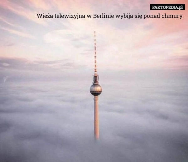
    Wieża telewizyjna w Berlinie wybija się ponad chmury.