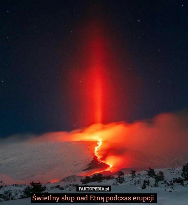 
    Świetlny słup nad Etną podczas erupcji.