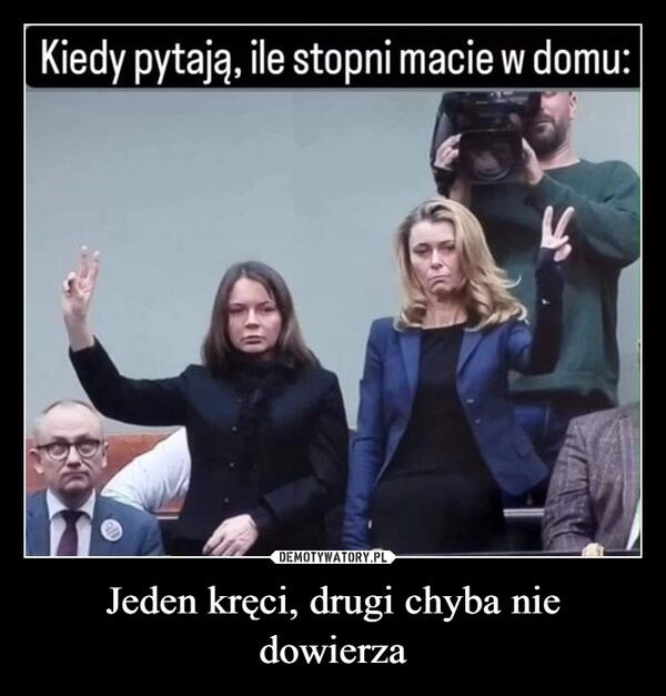 
    Jeden kręci, drugi chyba nie dowierza