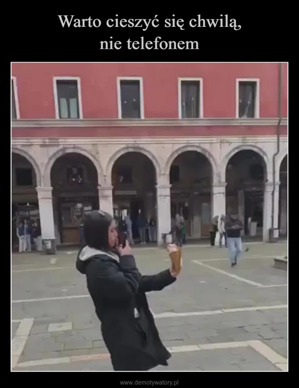 
    Warto cieszyć się chwilą, nie telefonem