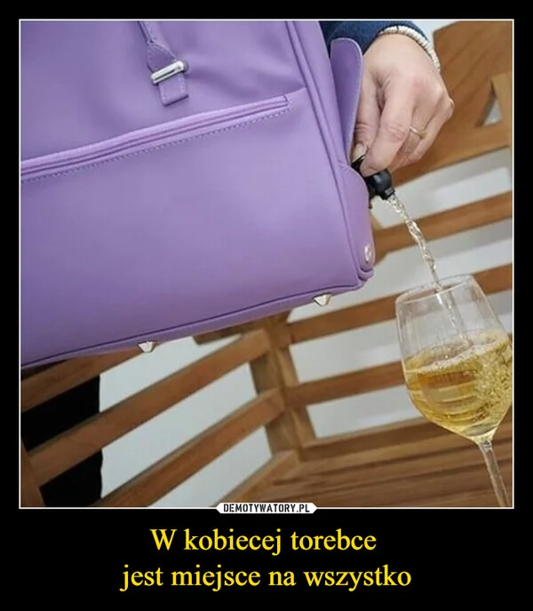 
    W kobiecej torebce jest miejsce na wszystko