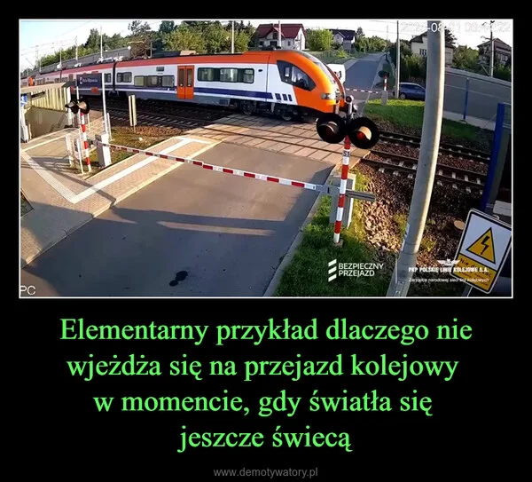 
    Elementarny przykład dlaczego nie wjeżdża się na przejazd kolejowy w momencie, gdy światła się jeszcze świecą