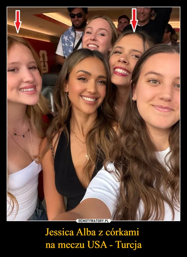 
    Jessica Alba z córkami na meczu USA - Turcja