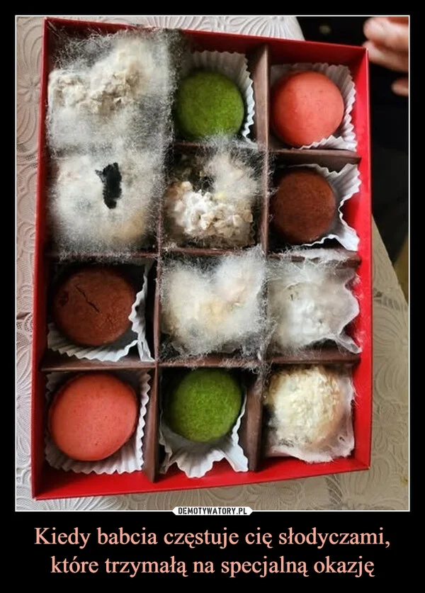 
    Kiedy babcia częstuje cię słodyczami, które trzymałą na specjalną okazję