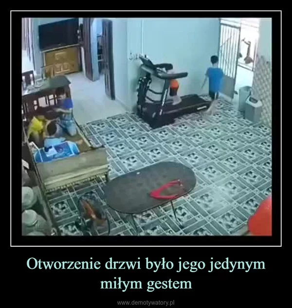 
    Otworzenie drzwi było jego jedynym miłym gestem