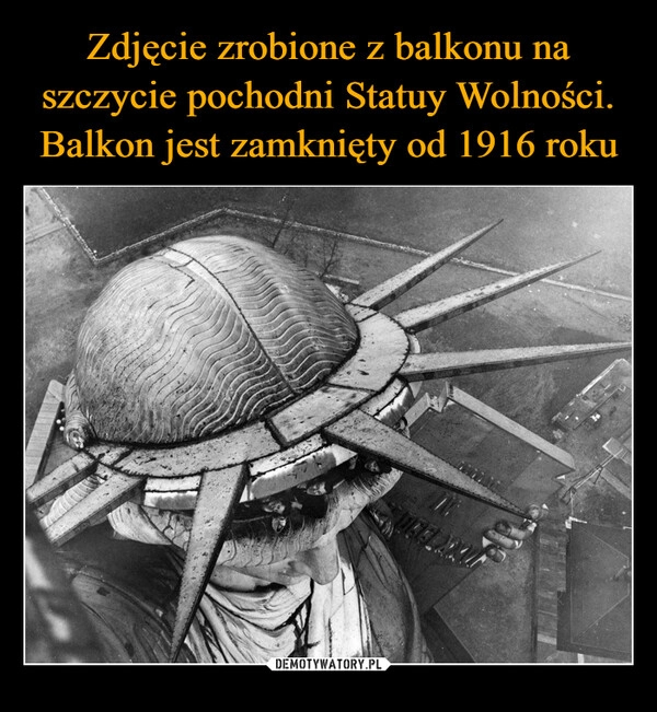 
    Zdjęcie zrobione z balkonu na szczycie pochodni Statuy Wolności. Balkon jest zamknięty od 1916 roku