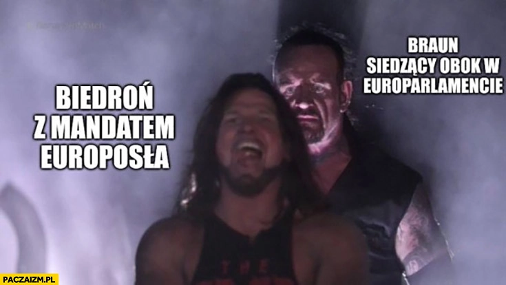 
    Biedroń z mandatem europosła vs Braun siedzący obok w europarlamencie wrestling