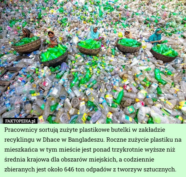 
    Pracownicy sortują zużyte plastikowe butelki w zakładzie recyklingu w Dhace...