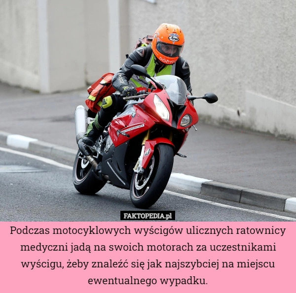 
    Podczas motocyklowych wyścigów ulicznych ratownicy medyczni jadą na swoich