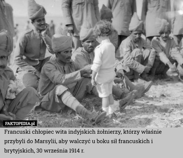 
    Francuski chłopiec wita indyjskich żołnierzy, którzy właśnie przybyli do