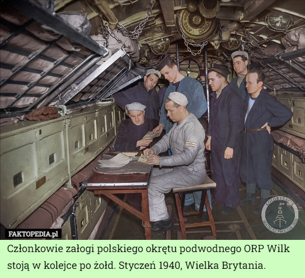 
    Członkowie załogi polskiego okrętu podwodnego ORP Wilk stoją w kolejce po