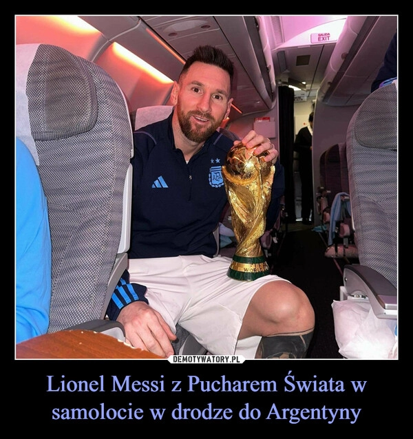 
    
Lionel Messi z Pucharem Świata w samolocie w drodze do Argentyny 