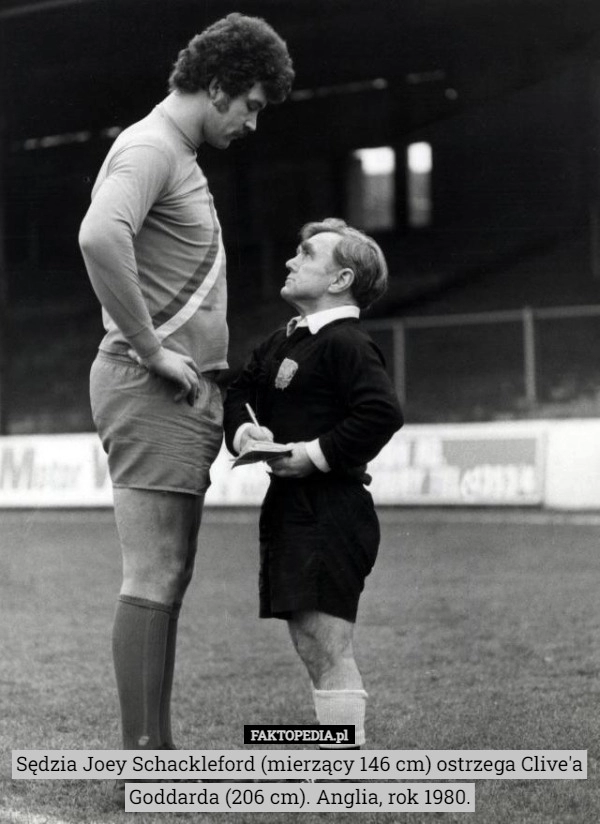 
    
			Sędzia Joey Schackleford (mierzący 146 cm) ostrzega Clive'a Goddarda					