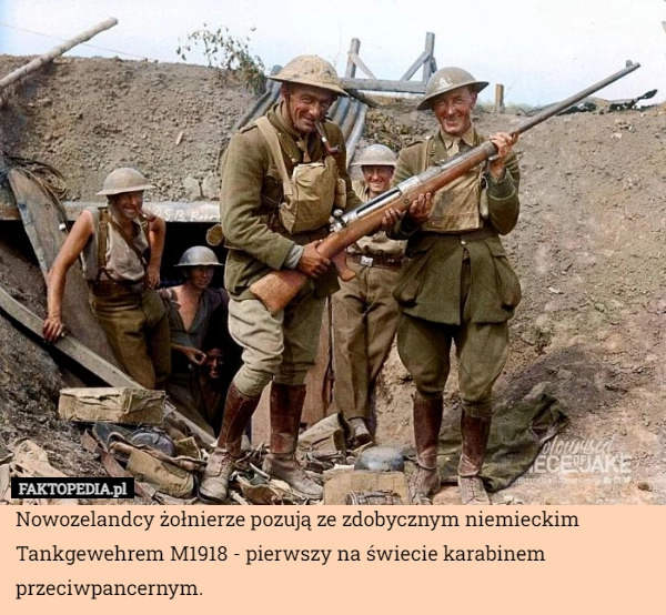 
    Nowozelandcy żołnierze pozują ze zdobycznym niemieckim Tankgewehrem M1918