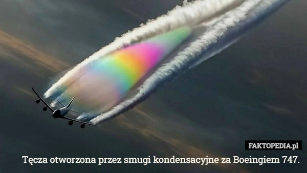 
    Tęcza otworzona przez smugi kondensacyjne za Boeingiem 747.