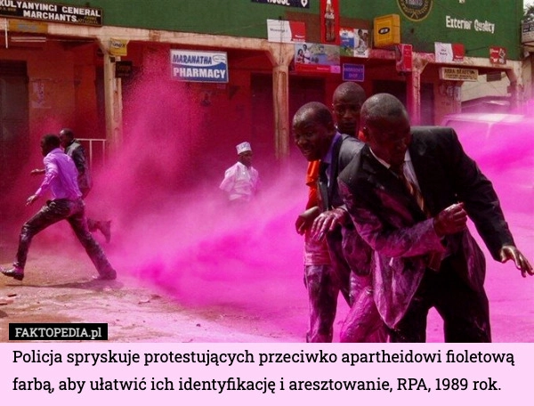 
    Policja spryskuje protestujących przeciwko apartheidowi fioletową farbą,