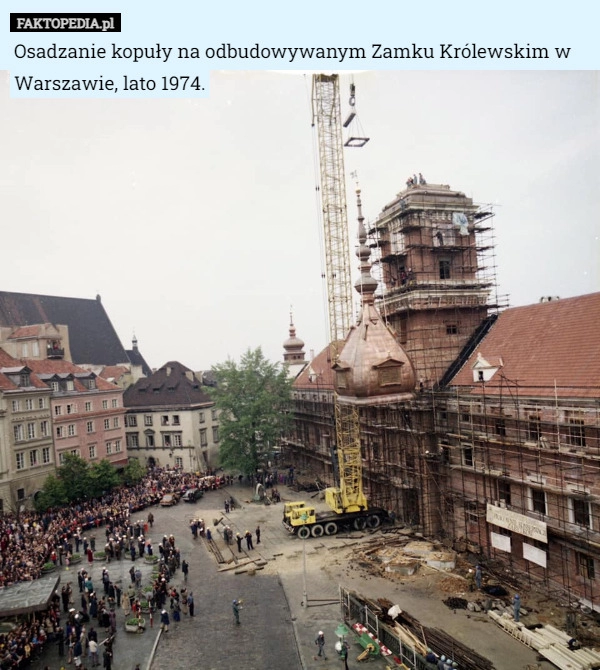 
    Osadzanie kopuły na odbudowywanym Zamku Królewskim w Warszawie, lato 1974.