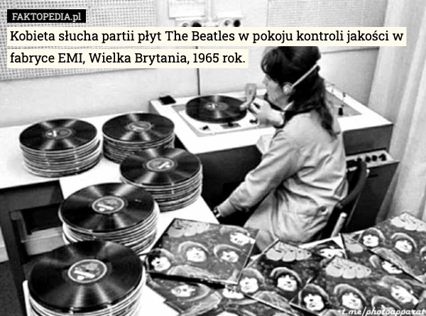 
    Kobieta słucha partii płyt The Beatles w pokoju kontroli jakości w fabryce