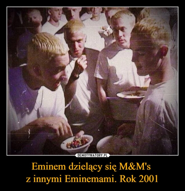 
    Eminem dzielący się M&M's 
z innymi Eminemami. Rok 2001