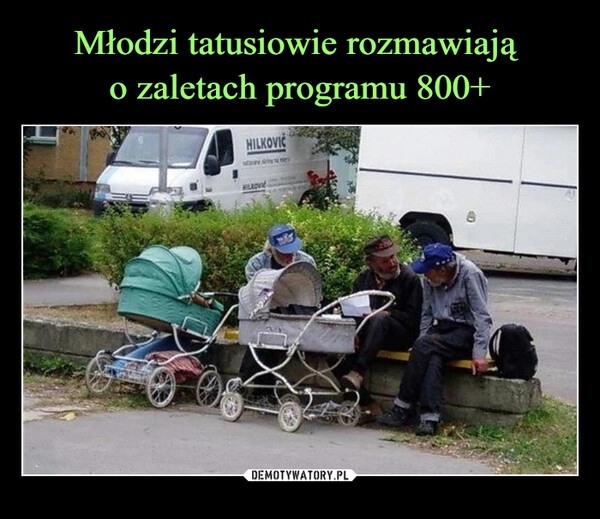 
    Młodzi tatusiowie rozmawiają 
o zaletach programu 800+