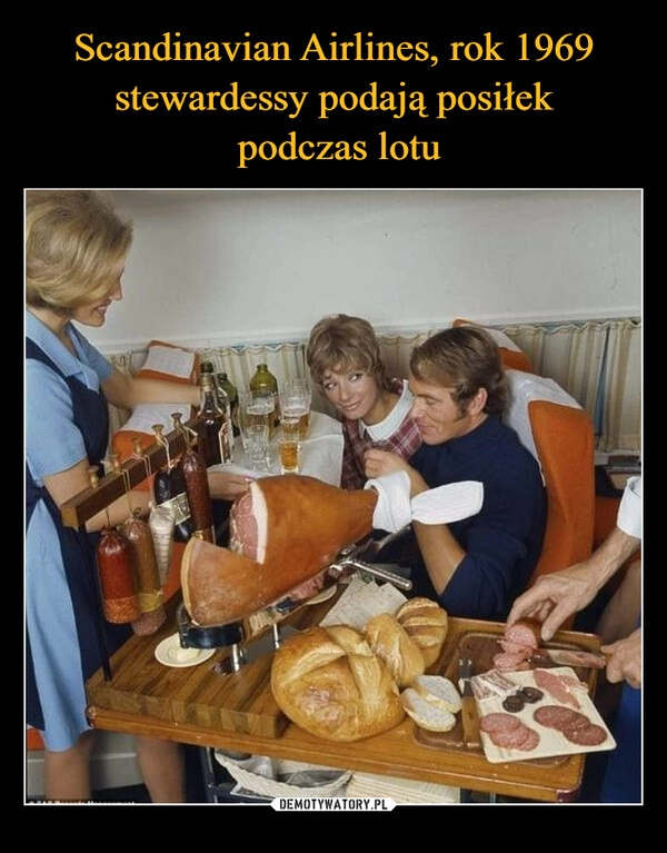 
    Scandinavian Airlines, rok 1969 stewardessy podają posiłek
podczas lotu 