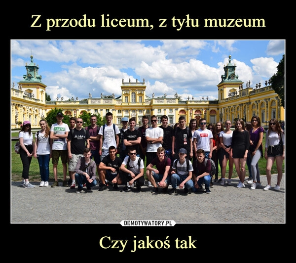 
    Z przodu liceum, z tyłu muzeum Czy jakoś tak