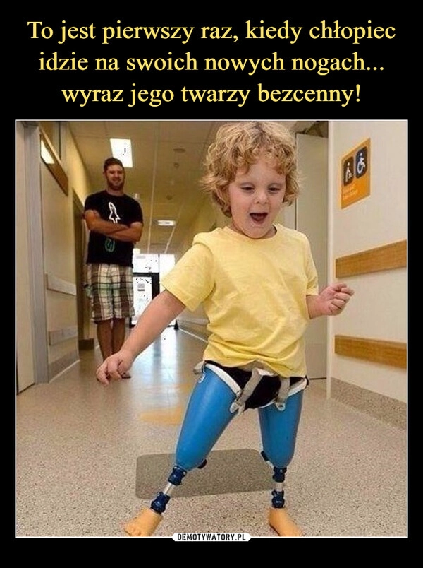 
    To jest pierwszy raz, kiedy chłopiec idzie na swoich nowych nogach... wyraz jego twarzy bezcenny!