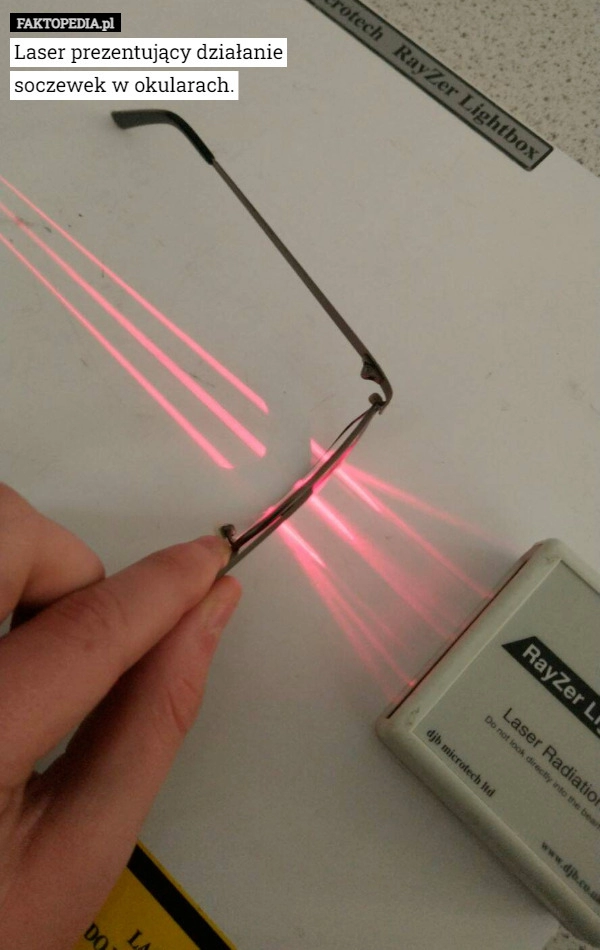 
    Laser prezentujący działanie soczewek w okularach.