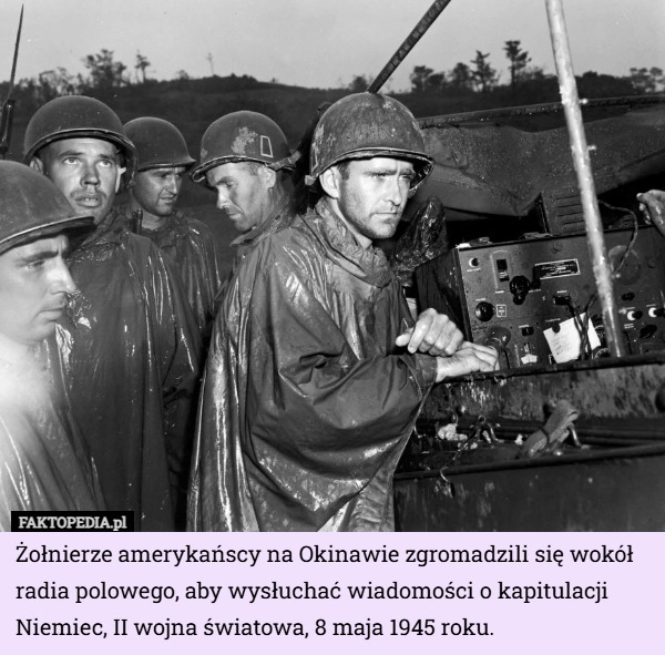 
    Żołnierze amerykańscy na Okinawie zgromadzili się wokół radia polowego,...