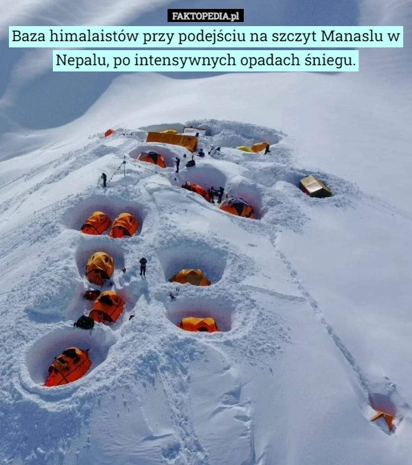 
    Baza himalaistów przy podejściu na szczyt Manaslu w Nepalu, po intensywnych