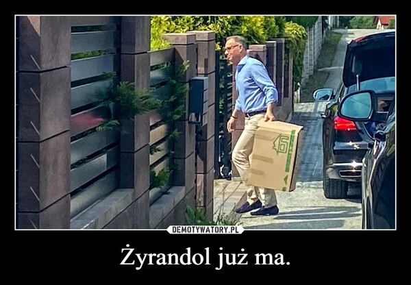 
    Żyrandol już ma.