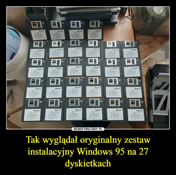 
    Tak wyglądał oryginalny zestaw instalacyjny Windows 95 na 27 dyskietkach