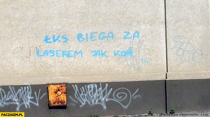 
    ŁKS biega za laserem jak koń napis na murze