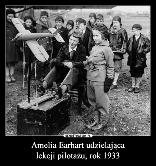 
    Amelia Earhart udzielająca
lekcji pilotażu, rok 1933