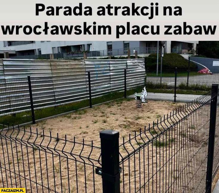 
    Parada atrakcji na wrocławskim placu zabaw konik